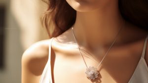 Kvinna som bär ett vackert silver halsband